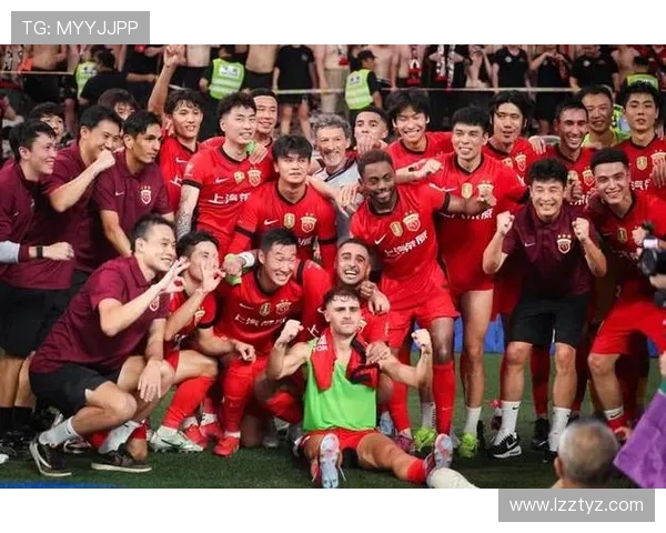 上海海港主场鏖战武汉三镇巅峰对决引爆中超争冠激情时刻 上海海港主场鏖战武汉三镇巅峰对决引爆中超争冠激情时刻